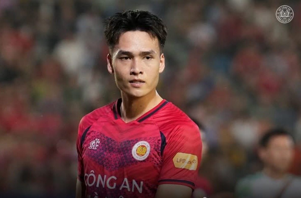 hinh-anh-cau-thu-bui-hoang-viet-anh-tu-khoi-dau-den-thanh-cong-ruc-ro-trong-nghe-bong-da-4598-0