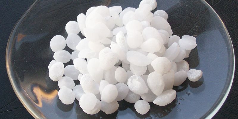 hinh-anh-naoh-la-gi-tinh-chat-va-ung-dung-quan-trong-cua-natri-hidroxit-4387-0